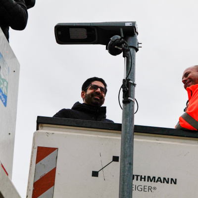 Energieminister Kaweh Mansoori installiert Sensor am LED-Lichtmast