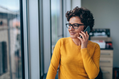 Eine Frau im Büro erhält eine telefonische Beratung.