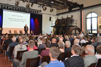 Bürgermeister Alexander Heppe begrüßt zur ersten Infoveranstaltung der kommunalen Wärmeplanung im E-Werk in Eschwege.