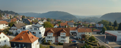 Luftaufnahme einer hessischen Kommune im ländlichen Raum mit Solaranlagen auf Dächern